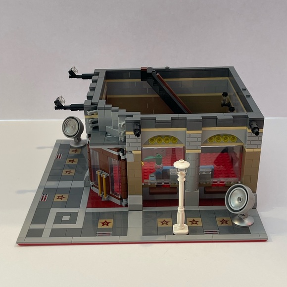LEGO Creator Palace Cinema (10232) Modular Set with Black Limo *RETIRED* - Picture 8 of 16